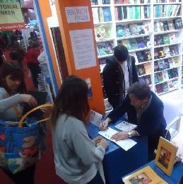 Dr Bernstein, firmando ejemplares en la 41 Feria Internacional Del Libro  Cirugia plastica Cirugia estetica